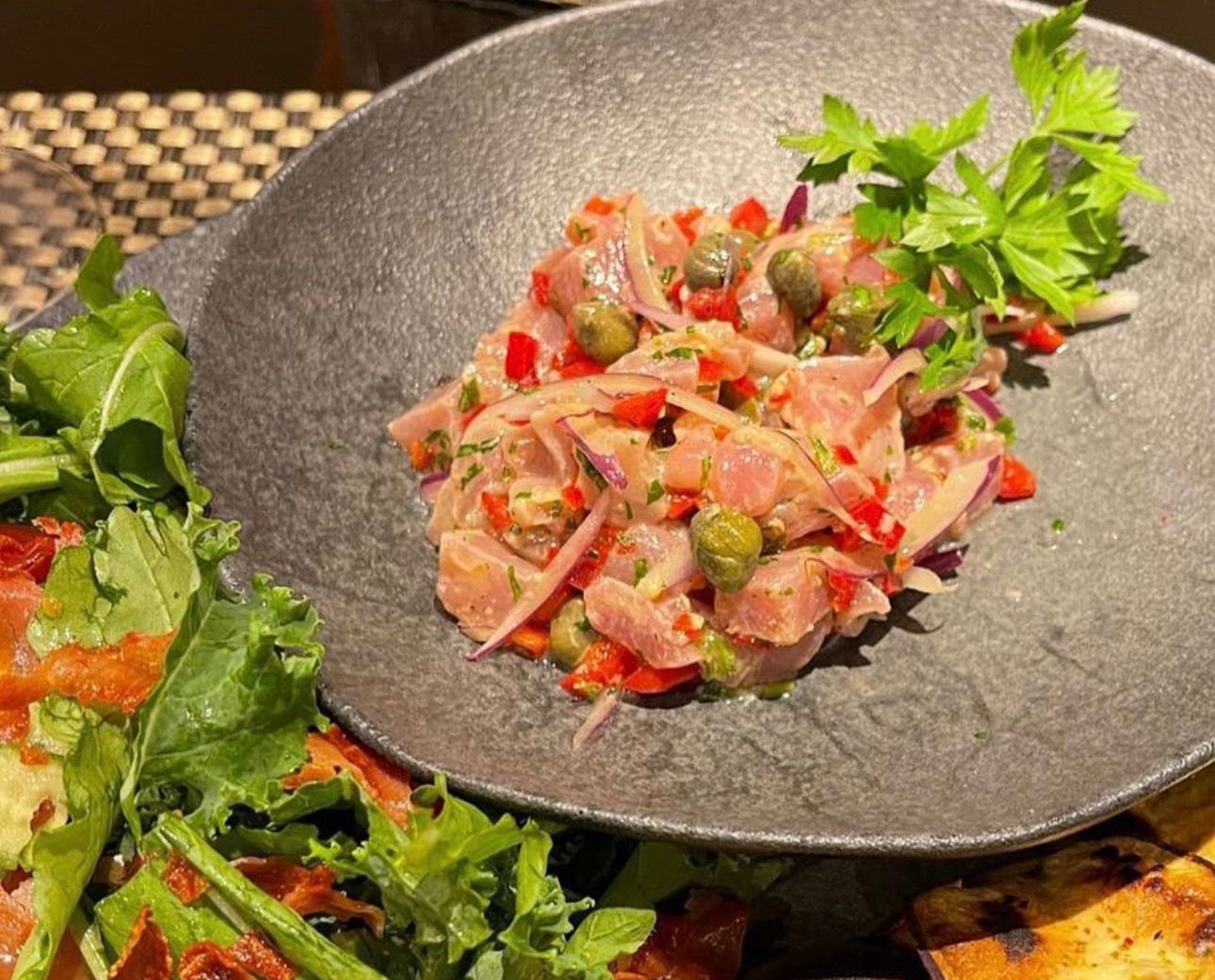 Tartar de atum com alcaparras