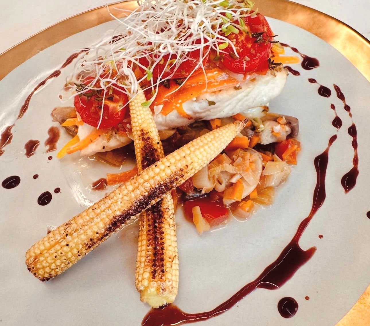 Peixe grelhado com mini milho e legumes