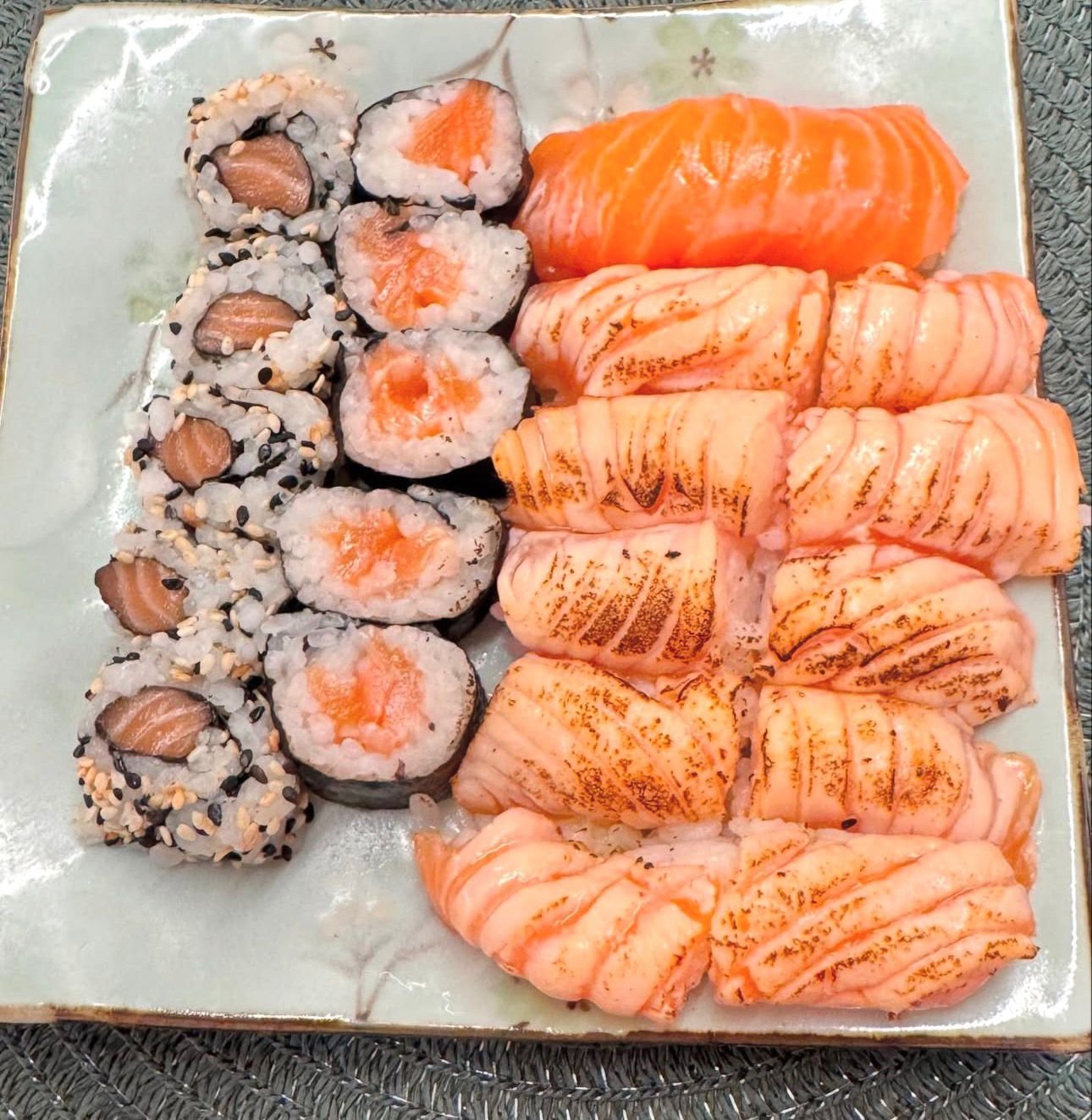 Mix de sushi e sashimi de salmão