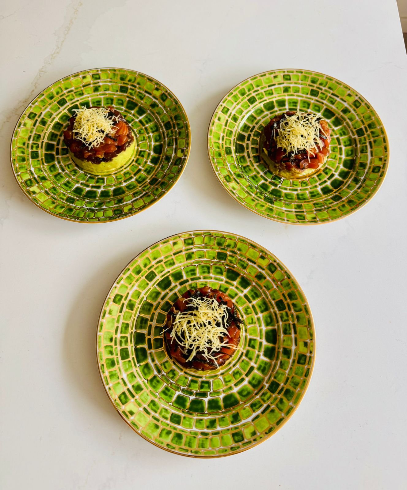 Tartar de salmão sobre creme de abacate