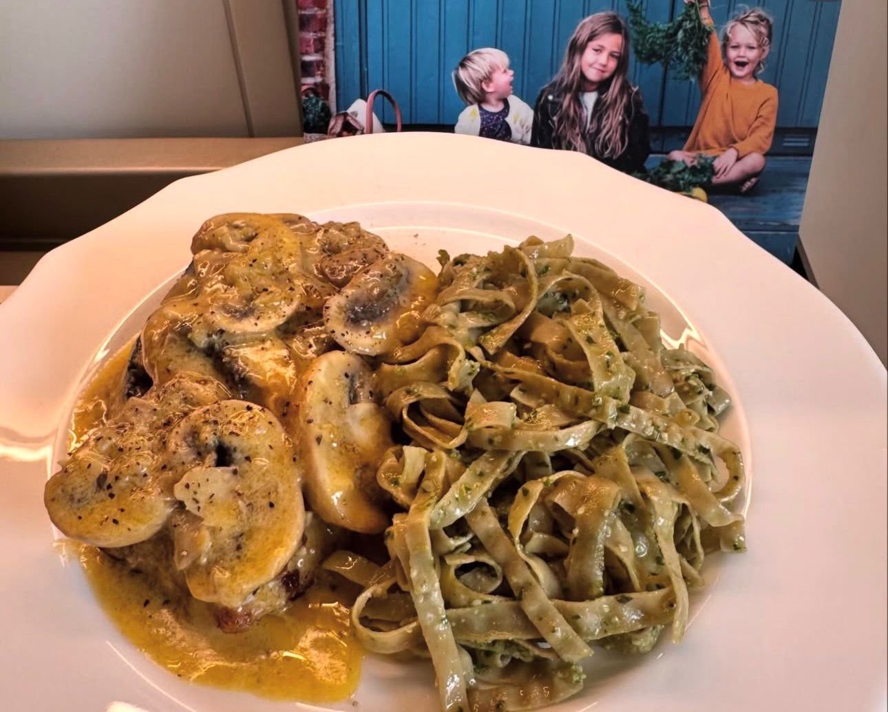 Escalope ao molho de cogumelos com talharim ao pesto