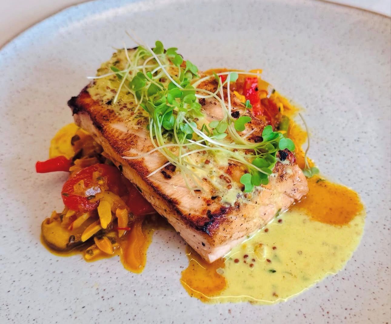 Peixe grelhado com molho de mostarda